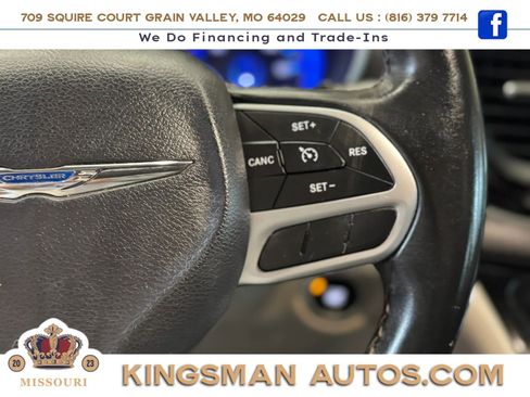 Used 2017 Chrysler Pacifica Touring-L w/ Tire & Wheel Group FWD image 13