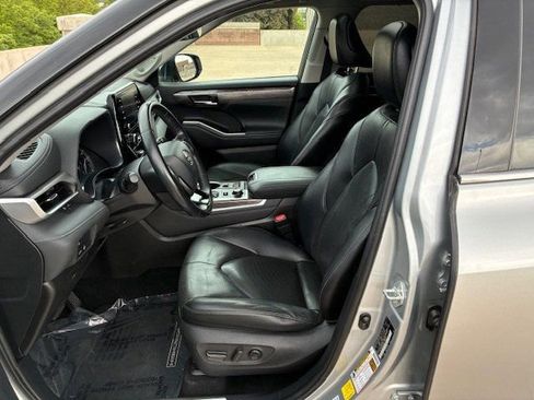 Used 2021 Toyota Highlander Limited image 11