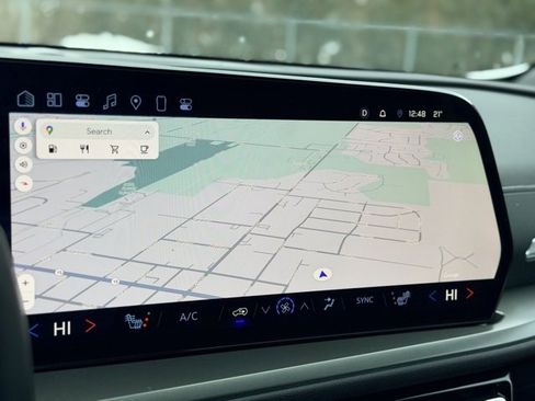 Used 2025 Chevrolet Traverse LT w/ Driver Confidence Package image 14