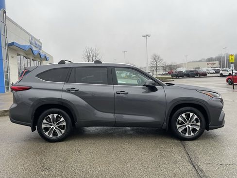 Used 2021 Toyota Highlander XLE image 2