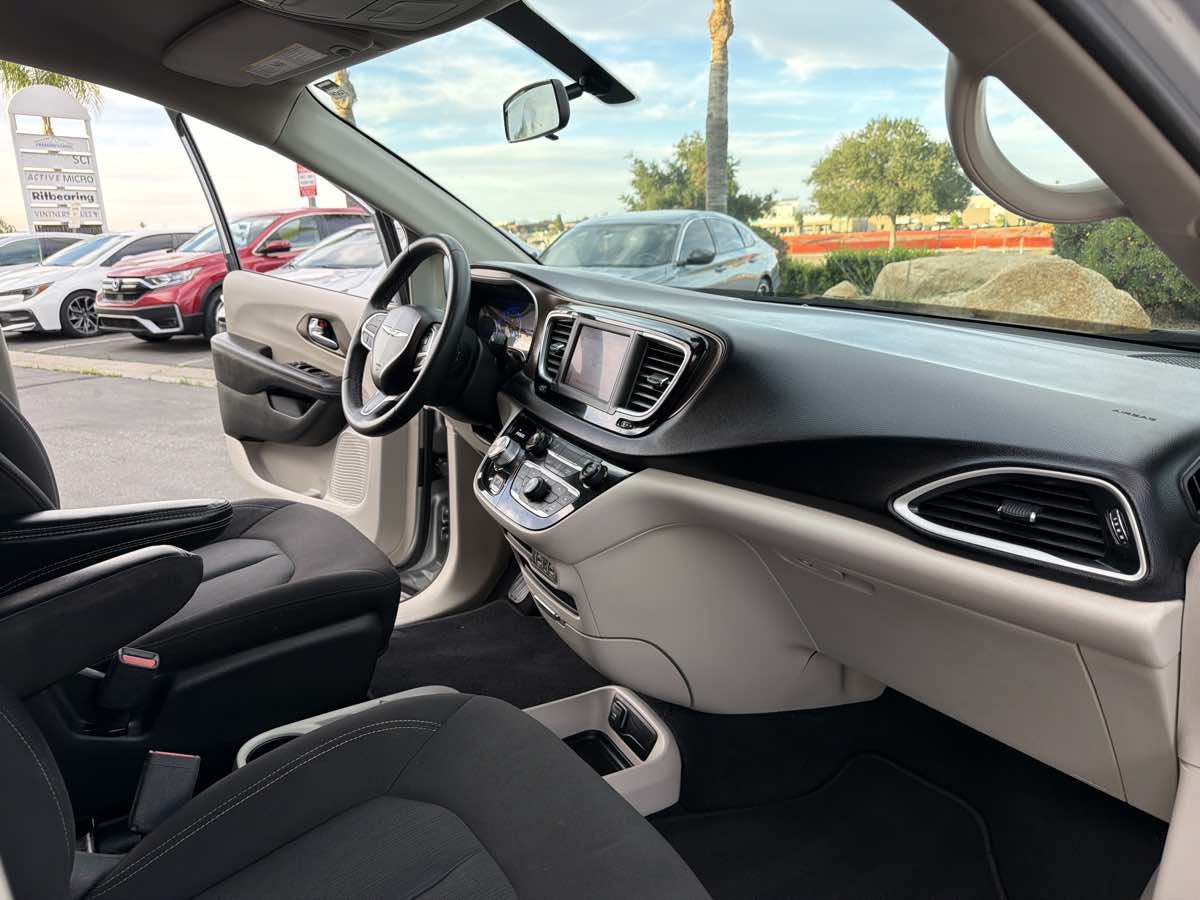 Used 2022 Chrysler Voyager LX FWD image 21
