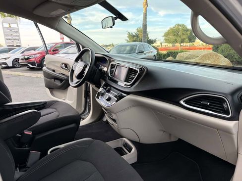 Used 2022 Chrysler Voyager LX FWD image 21