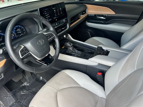 Used 2024 Toyota Grand Highlander AWD Hybrid image 4