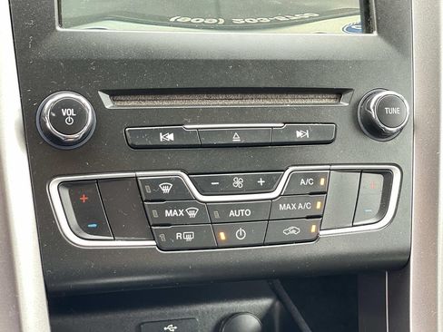 Used 2018 Ford Fusion SE w/ Fusion SE Technology Package FWD image 16