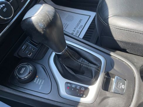 Used 2018 Jeep Cherokee Latitude Plus AWD/4WD image 24