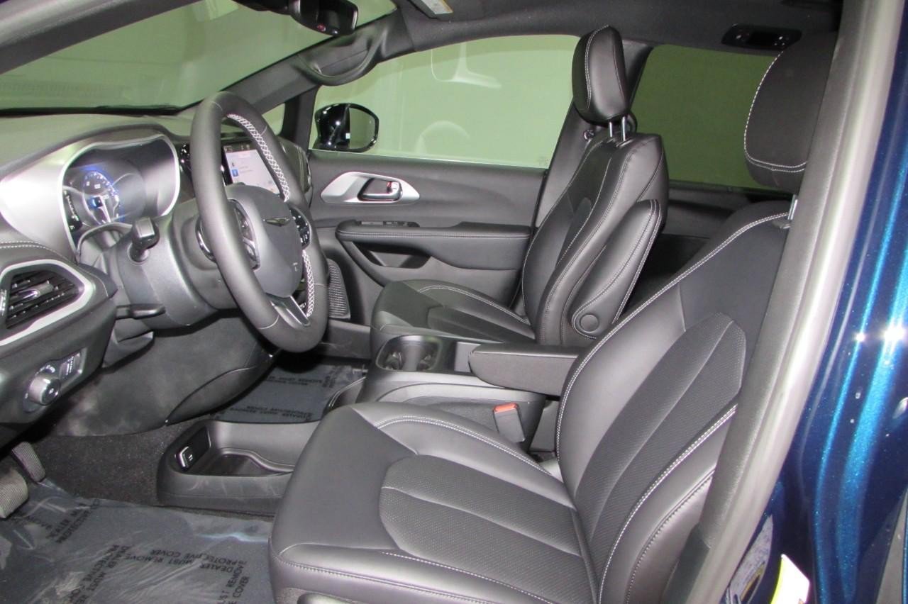 New 2025 Chrysler Pacifica Select FWD image 12