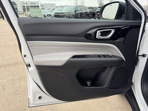 Certified 2025 Jeep Compass Limited image 8