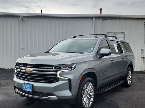 Used 2024 Chevrolet Suburban LT w/ Luxury Package AWD/4WD image 1