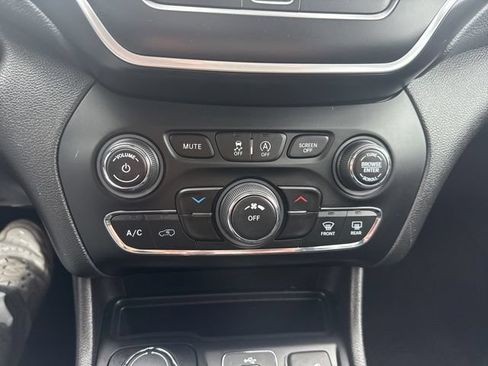 Used 2019 Jeep Cherokee Latitude Plus w/ Cold Weather Group AWD/4WD image 13