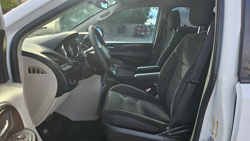 Used 2019 Dodge Grand Caravan SE FWD image 28