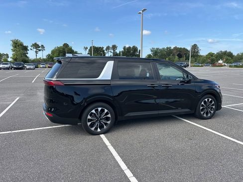 Used 2024 Kia Carnival EX FWD image 5