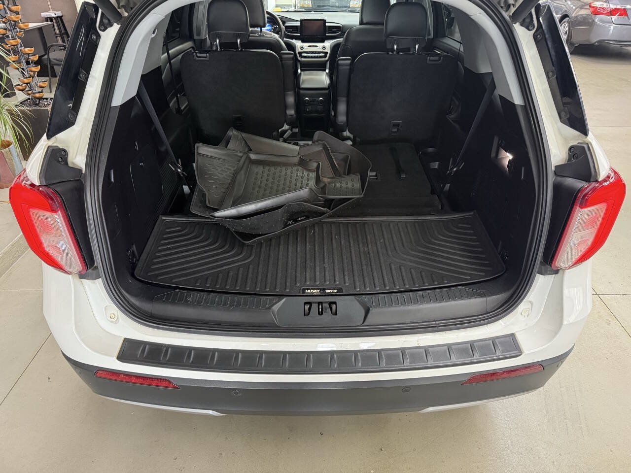 Used 2021 Ford Explorer XLT w/ Equipment Group 202A AWD/4WD image 9