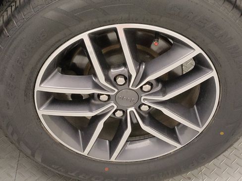 Used 2019 Jeep Grand Cherokee Laredo w/ Laredo X Package image 31