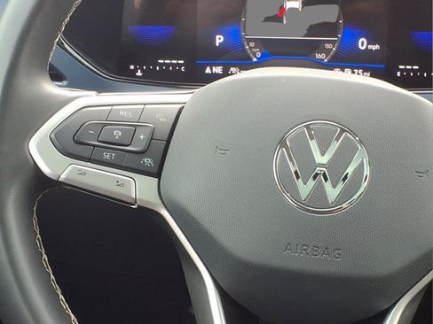 Used 2024 Volkswagen Taos SE w/ Panoramic Sunroof Package FWD image 12