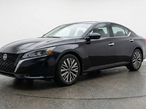 Used 2025 Nissan Altima 2.5 SV FWD image 3