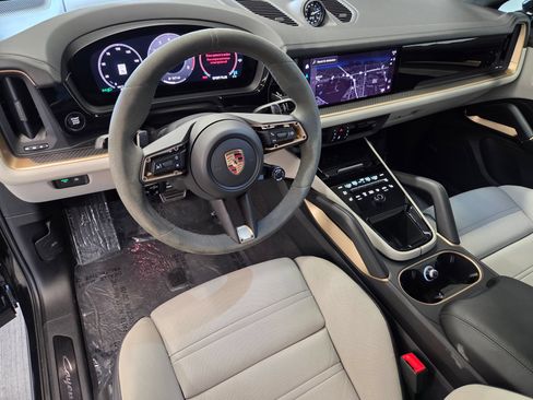 Certified 2025 Porsche Cayenne GTS AWD/4WD image 4