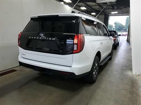 Used 2025 Ford Expedition Active AWD/4WD image 2