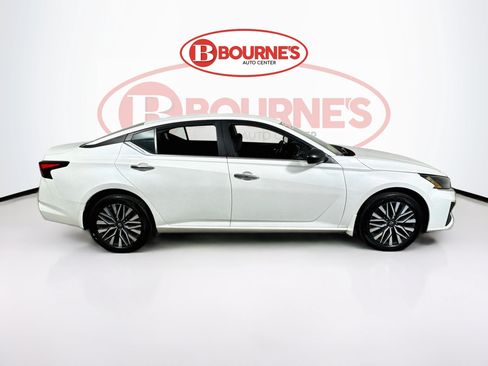 Used 2024 Nissan Altima 2.5 SV AWD/4WD image 7