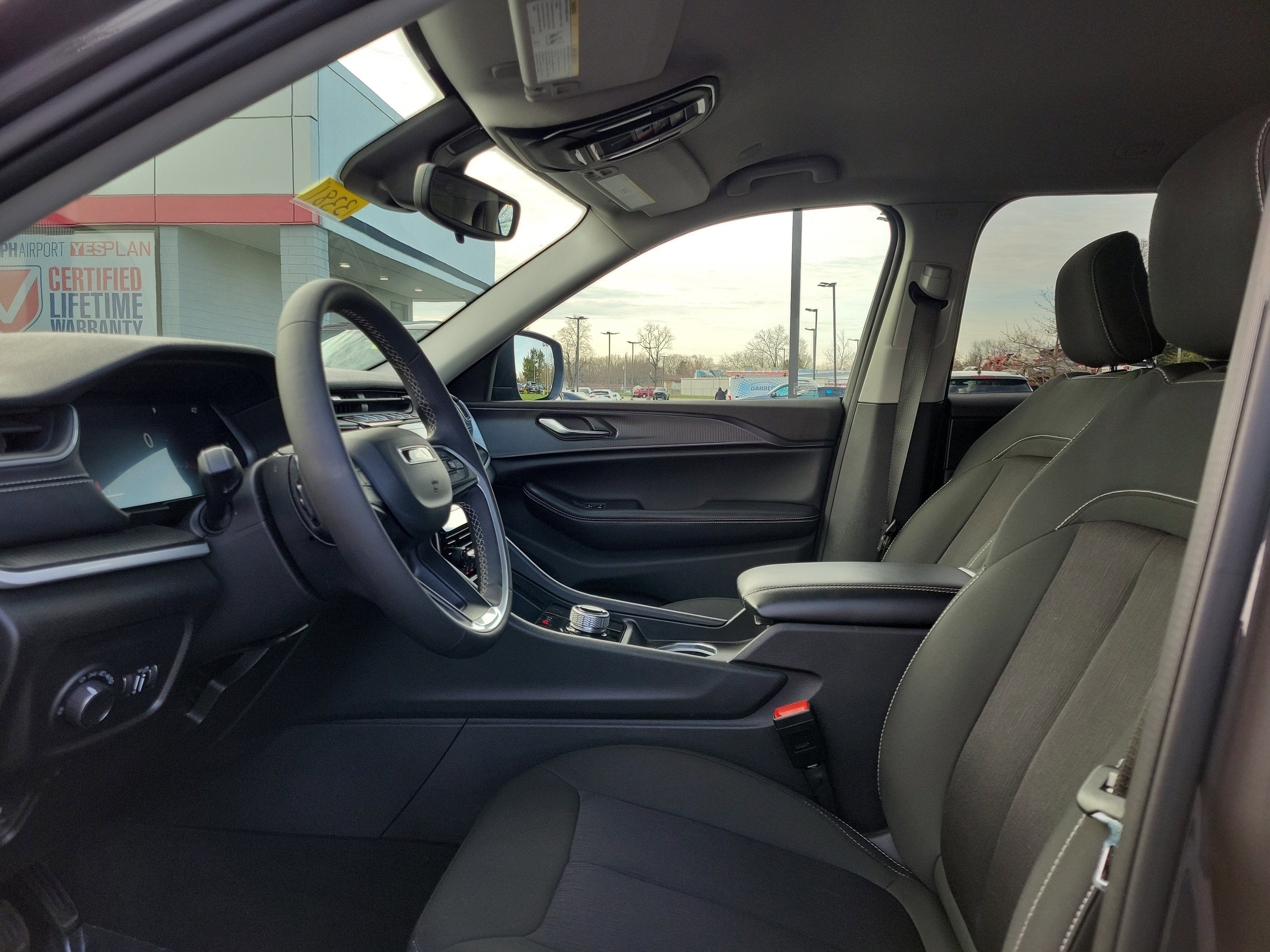 Used 2024 Jeep Grand Cherokee Laredo AWD/4WD image 15