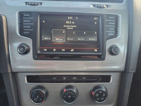 Used 2016 Volkswagen Golf S image 17