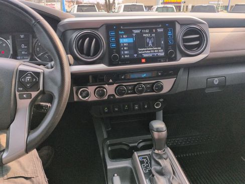 Used 2017 Toyota Tacoma Limited w/ Tow Package image 17