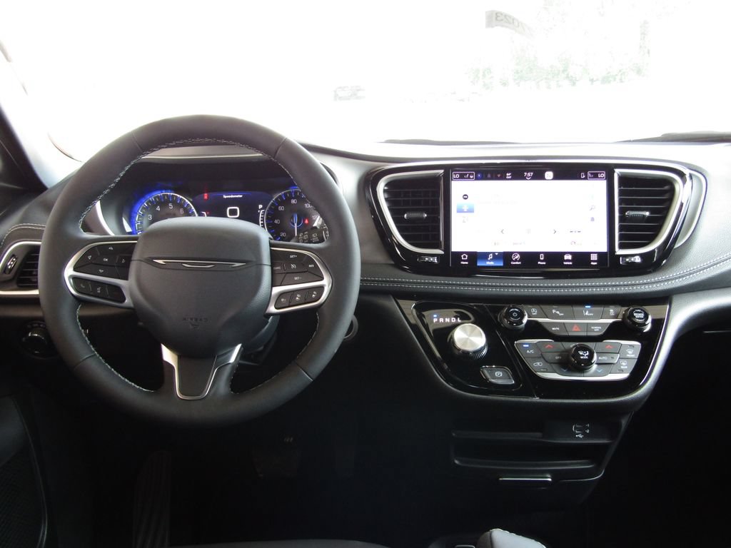 New 2027 Chrysler Pacifica Select FWD image 5