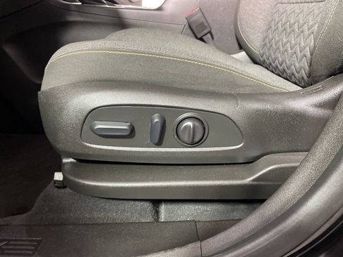 Used 2022 Chevrolet Equinox LT w/ Driver Convenience Package image 11