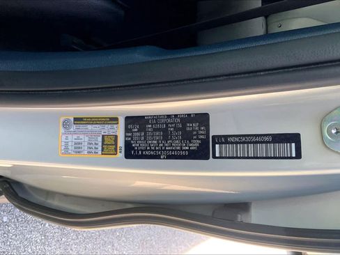 Certified 2025 Kia Carnival EX FWD image 31