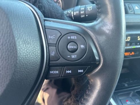 Used 2021 Toyota RAV4 XLE Premium image 14