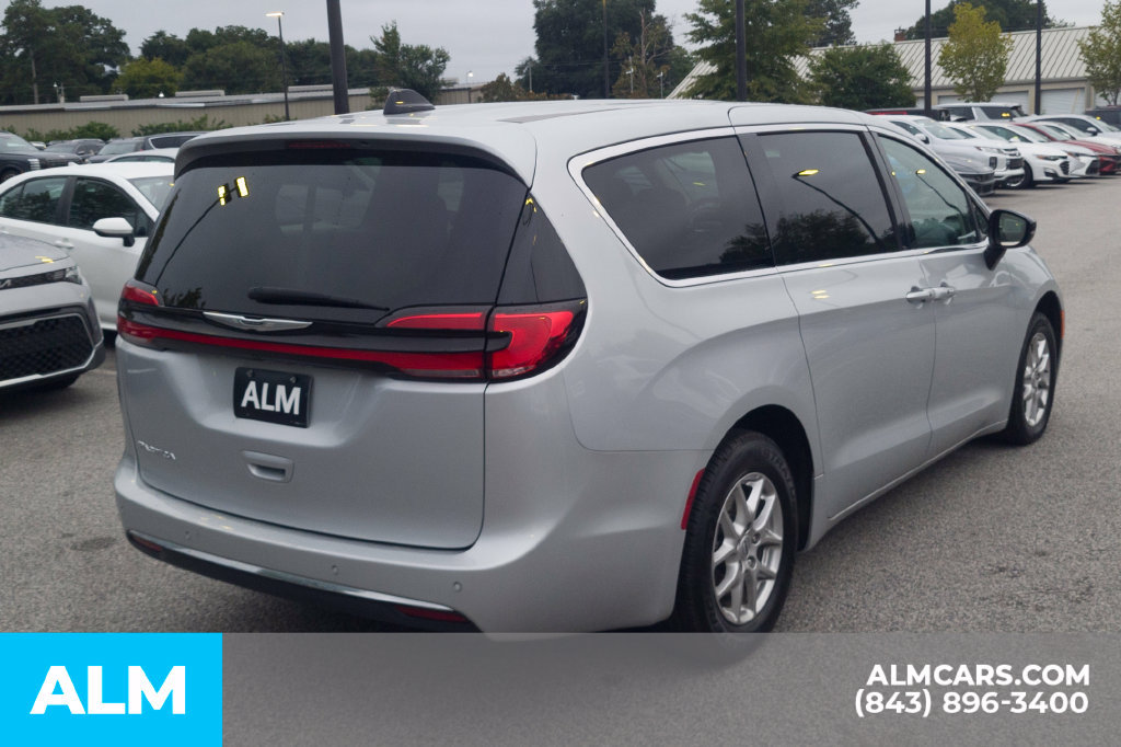 Used 2024 Chrysler Pacifica Touring-L FWD image 5