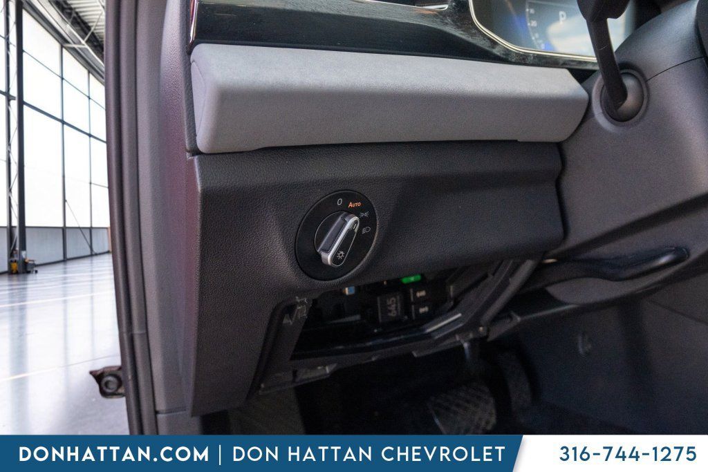Used 2025 Volkswagen Jetta SE FWD image 17