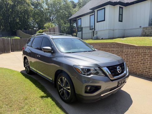 Used 2017 Nissan Pathfinder Platinum FWD image 2