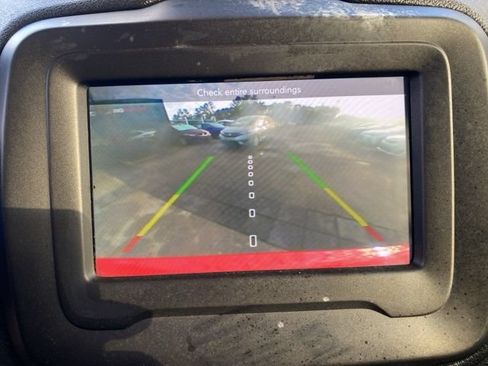 Used 2018 Jeep Renegade Latitude FWD image 13