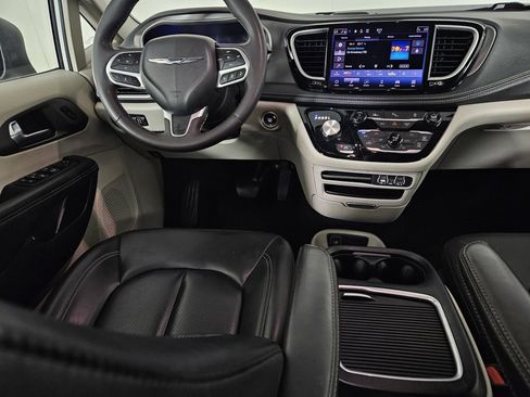 Used 2023 Chrysler Pacifica Touring-L FWD image 9