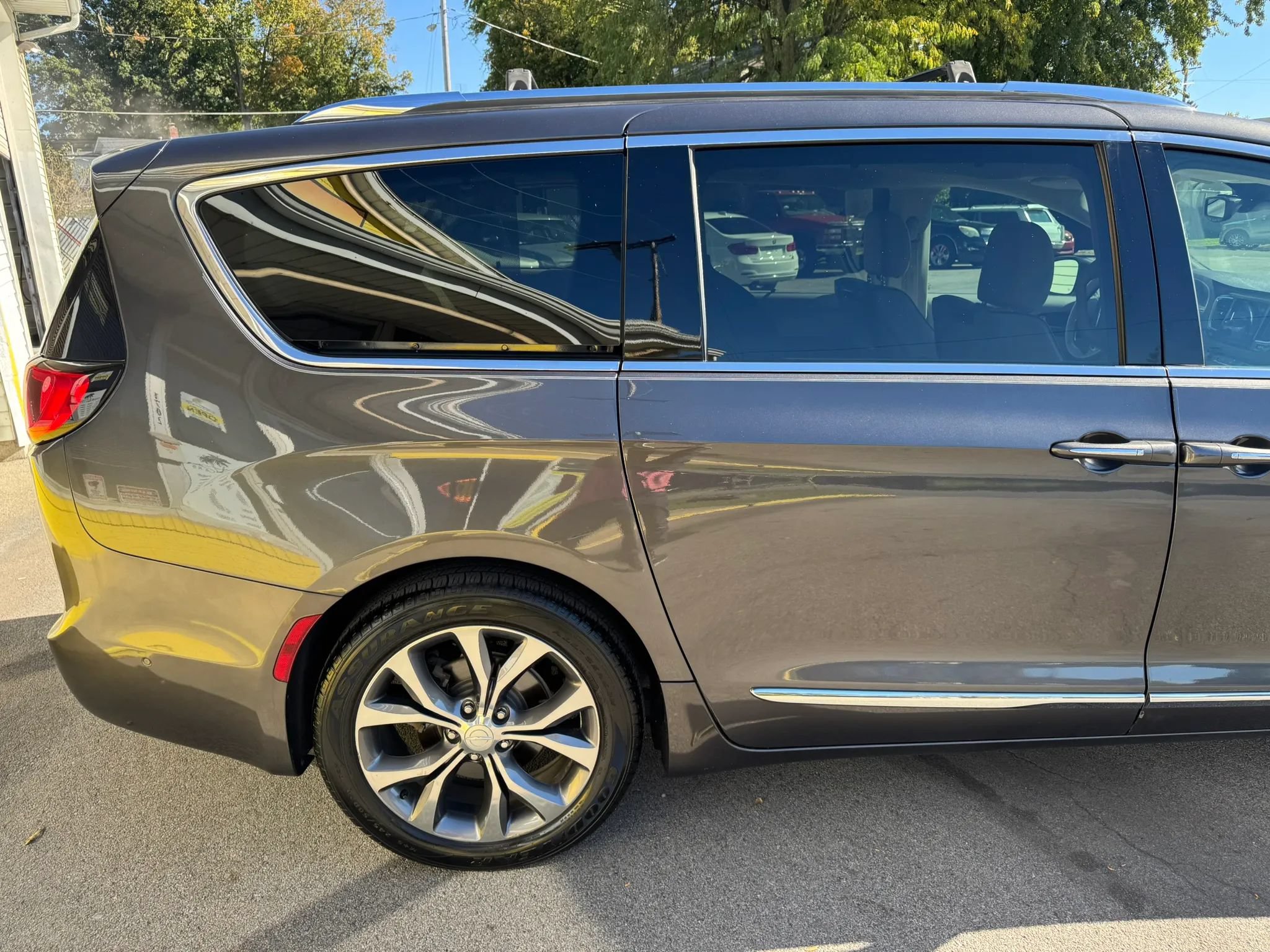 Used 2017 Chrysler Pacifica Limited FWD image 10