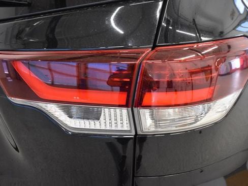Used 2019 Toyota Highlander SE AWD/4WD image 12