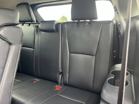 Used 2024 Toyota Highlander XLE AWD/4WD image 19