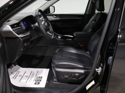 Used 2023 Jeep Grand Cherokee Limited image 11