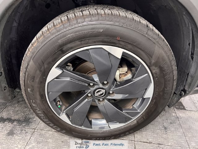 Used 2025 Nissan Rogue SV AWD/4WD image 16