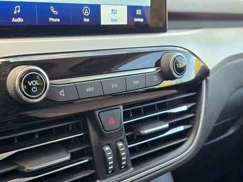 Used 2022 Ford Escape SE w/ SE Sport Appearance Package image 32