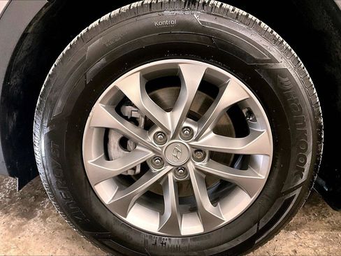 Used 2019 Hyundai Santa Fe SE image 8