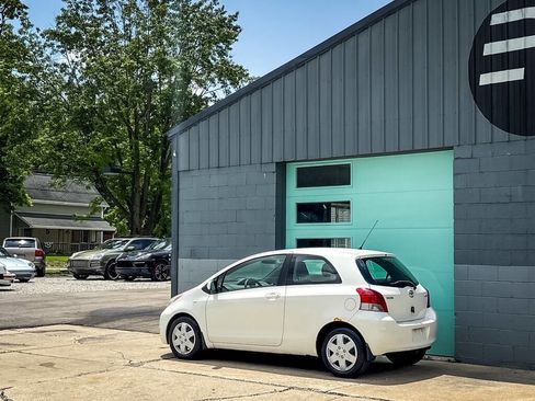 Used 2010 Toyota Yaris 2-Door Hatchback FWD image 4