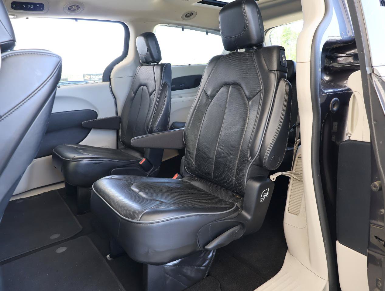 Used 2017 Chrysler Pacifica Limited w/ UConnect Theater Package FWD image 22