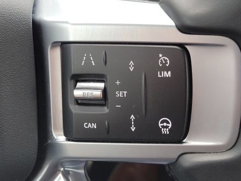 Used 2025 Land Rover Discovery Dynamic SE AWD/4WD image 32