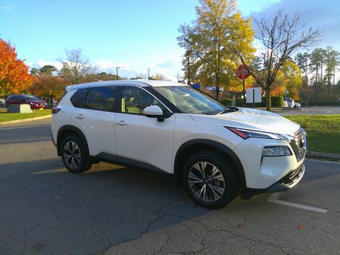 Used 2023 Nissan Rogue SV image 14