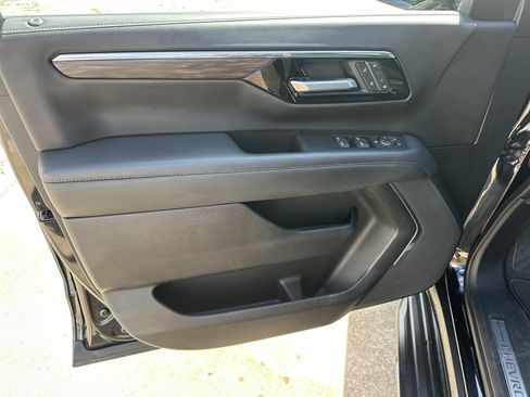 Certified 2025 Chevrolet Suburban LT RWD image 11