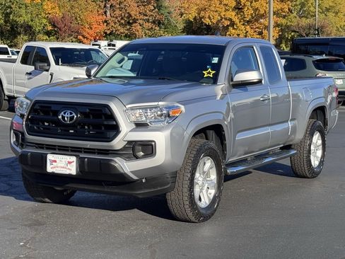 Used 2017 Toyota Tacoma SR image 2