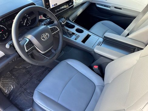Used 2025 Toyota Sienna XLE FWD image 4