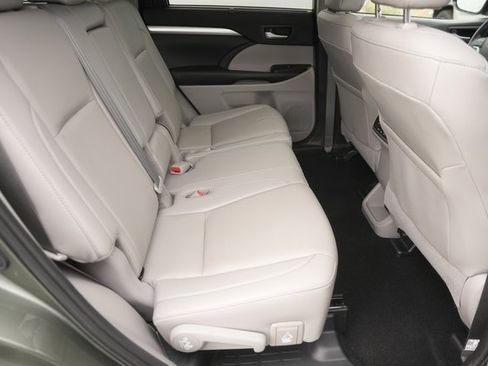 Used 2019 Toyota Highlander XLE image 16