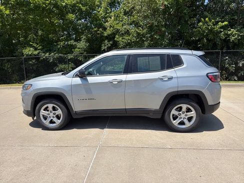 Used 2024 Jeep Compass Latitude AWD/4WD image 4